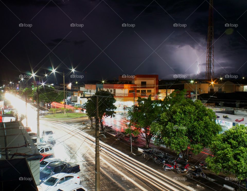 uma bela foto da do centro da minha cidade,  Jaciara. momento exato q um raio passa ao fundo,  foi de momento mas deixou a foto muito linda.