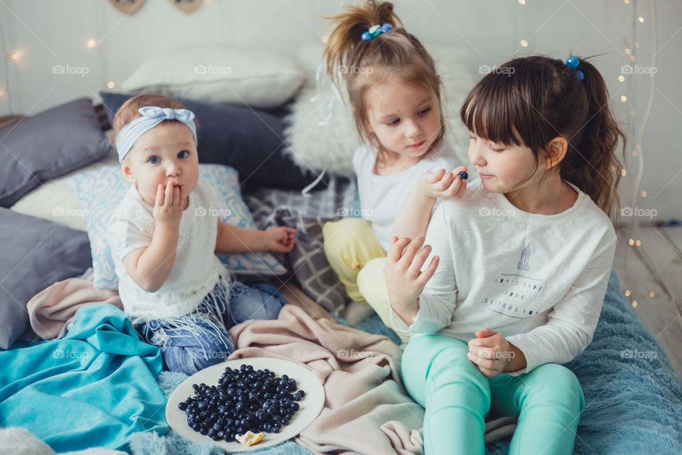 Little girls with blueberries 