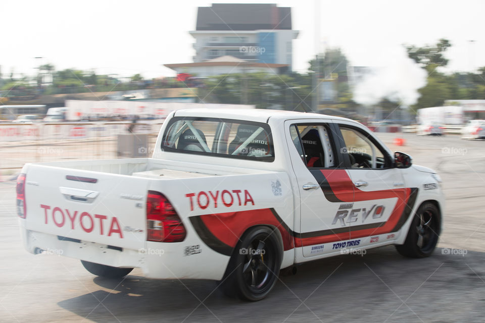 Toyota hilux revo drift show