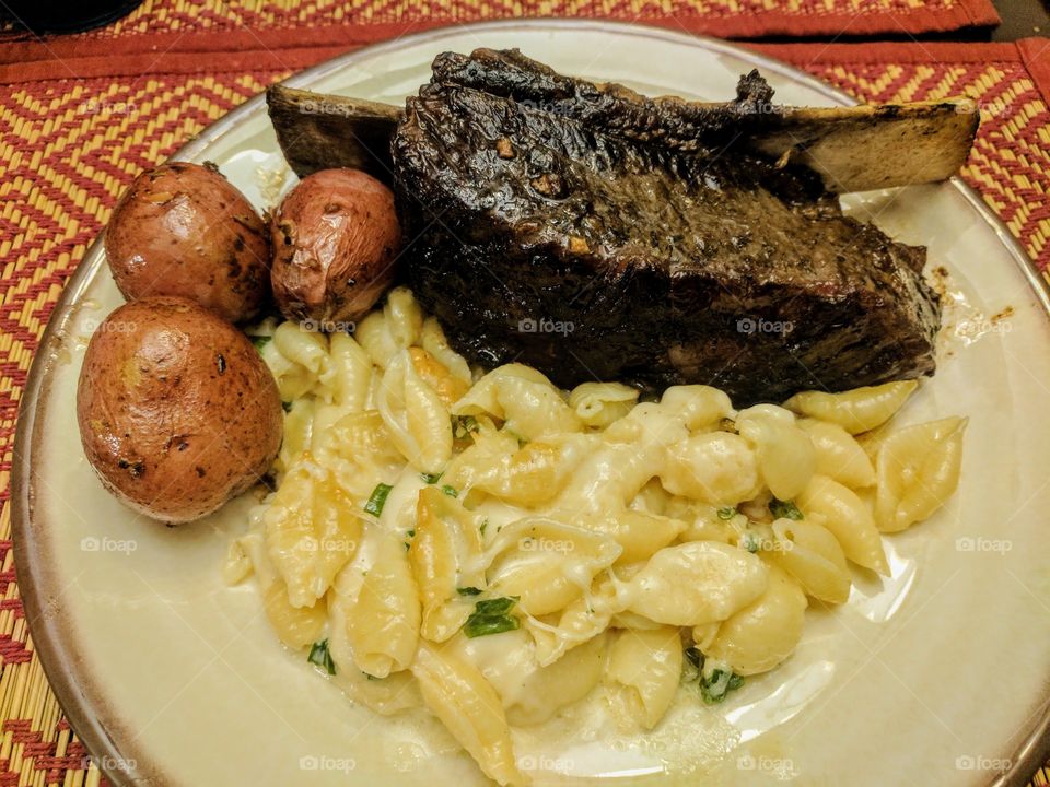 Beef Ribs with Potatoes, Macaroni and Cheese
