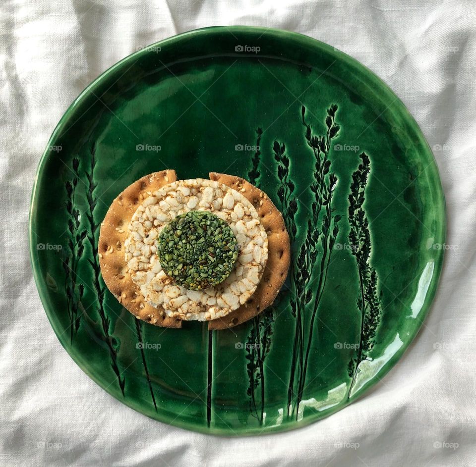 Green circle plate circle crisps