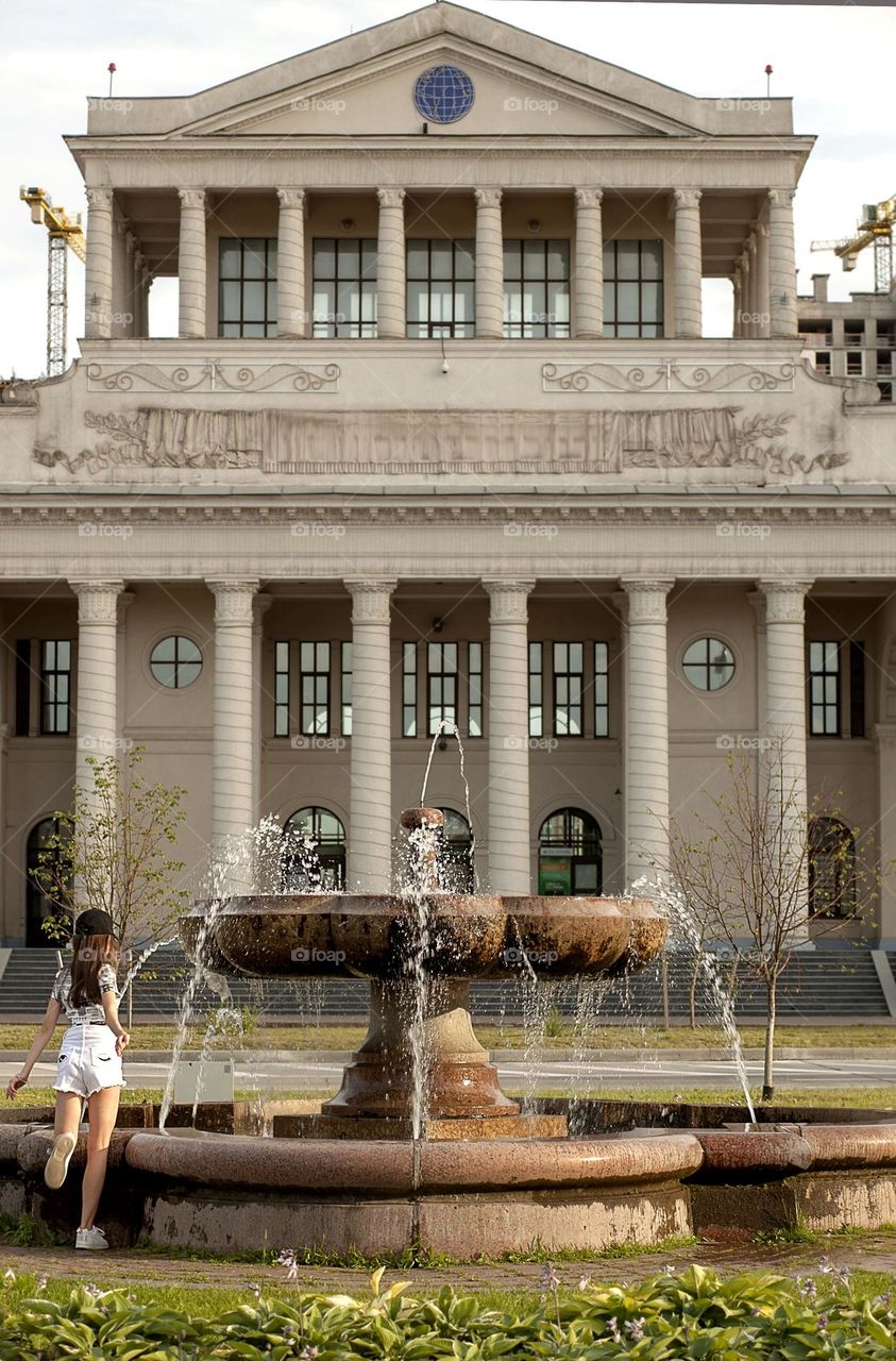 Summer in the city, the place of attraction is the city fountain