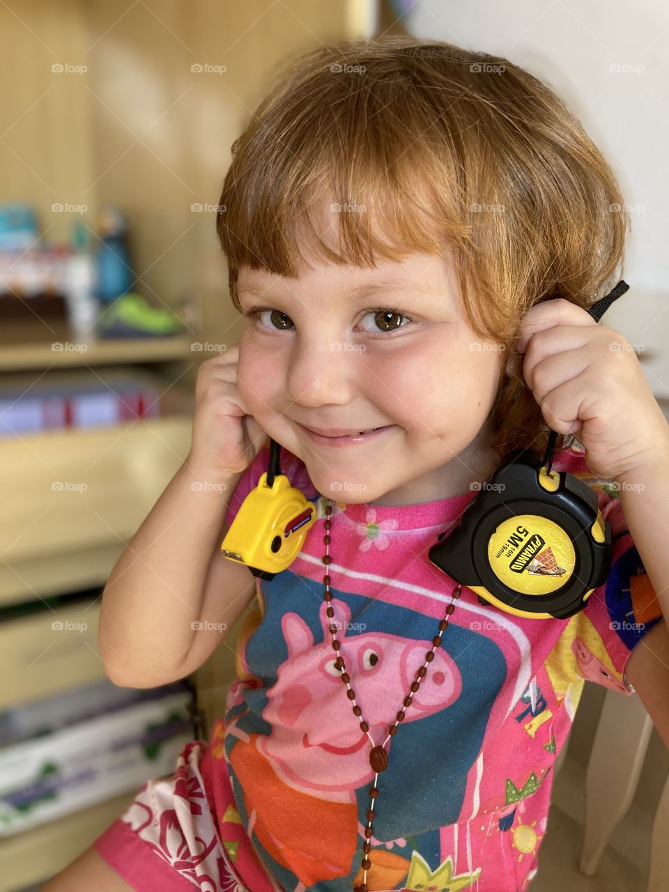 My daughter and her crazy things!  Our tape measures became earrings and her smile, as always, was charming! / Minha filha e suas maluquices! Nossas trenas viraram brincos e seu sorriso, como sempre, ficou encantador!