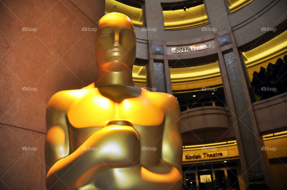 A life-sized golden statue at the Oscars in Hollywood California.
