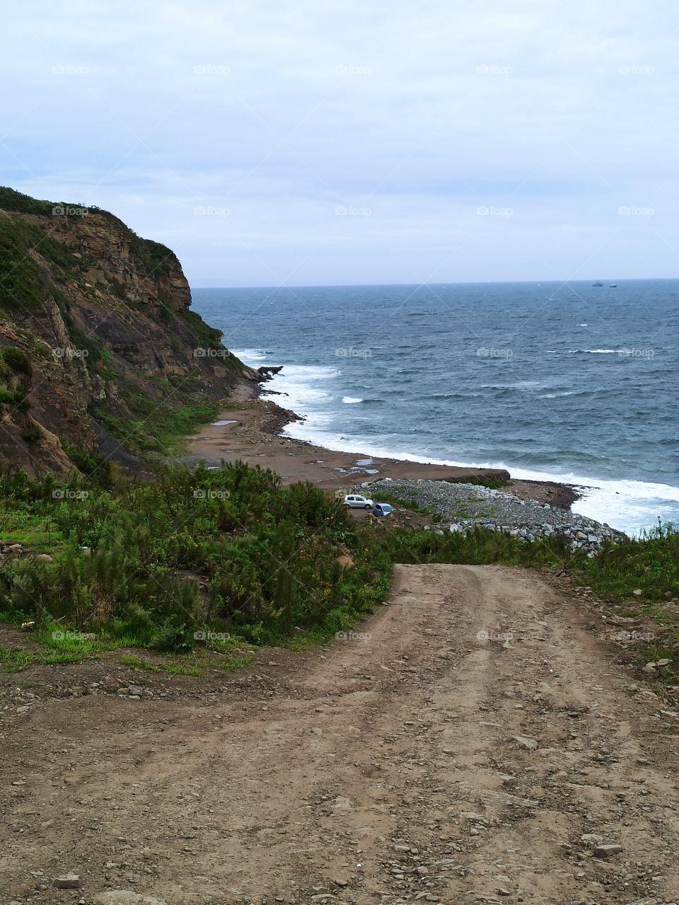 Спуск к бурной морской стихии