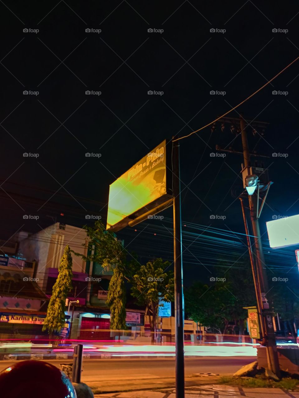Defocused abstract background of city
street at night with street lamp lighting.
Blurred cityscape,Lighting
night at tourist attraction colorful.