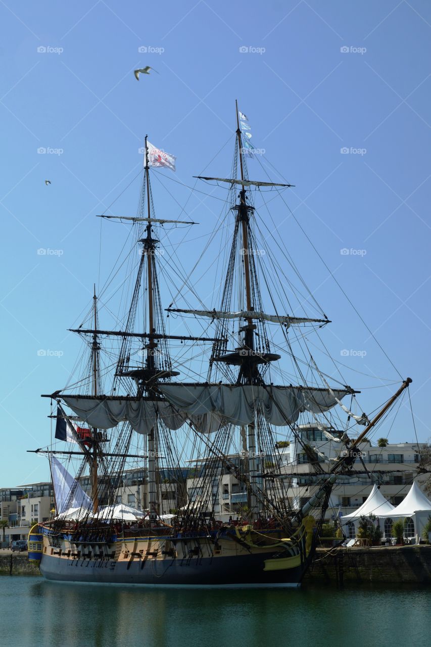 Frégate L'Hermione. La frégate L'Hermione au port de La Rochelle quelques jours avant la grande traversée. 