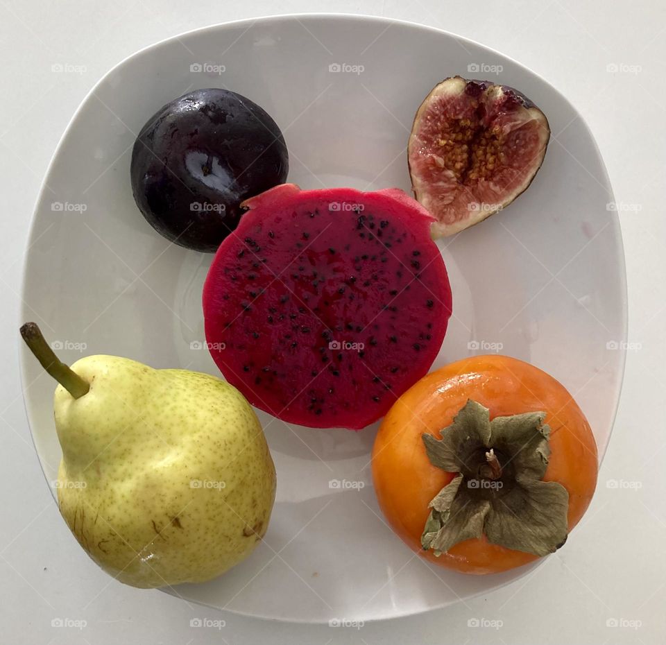 Depois das gelatinas (post anterior), agora a vez das frutas!
Hoje temos: ameixa, pitaya, pêra, figo e caqui. Tudo bem fresquinho, para ver se o domingo fica mais refrescante...
Saudável, com certeza, ficará!