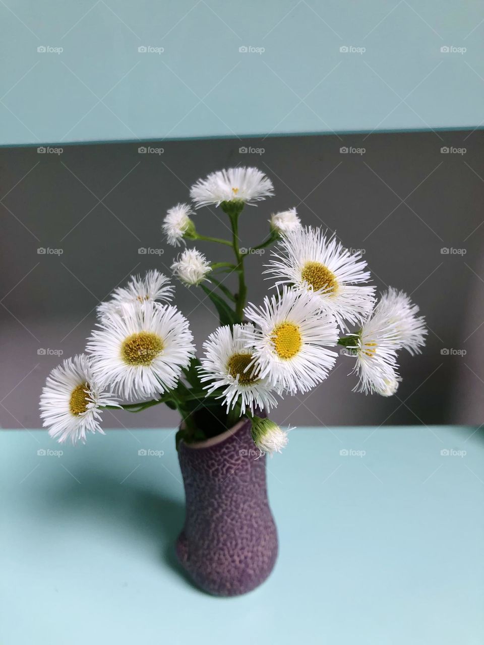 Flower vase arrangement is a simple and cheap ways to decorate your home, flowers are an essential element in home decoration, because flowers have a certain magic can make you feel happy and makes everything a little better.