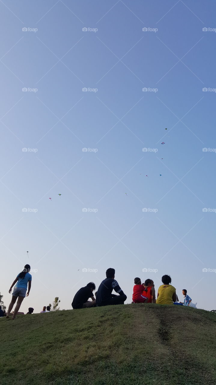 see people fly a kite
