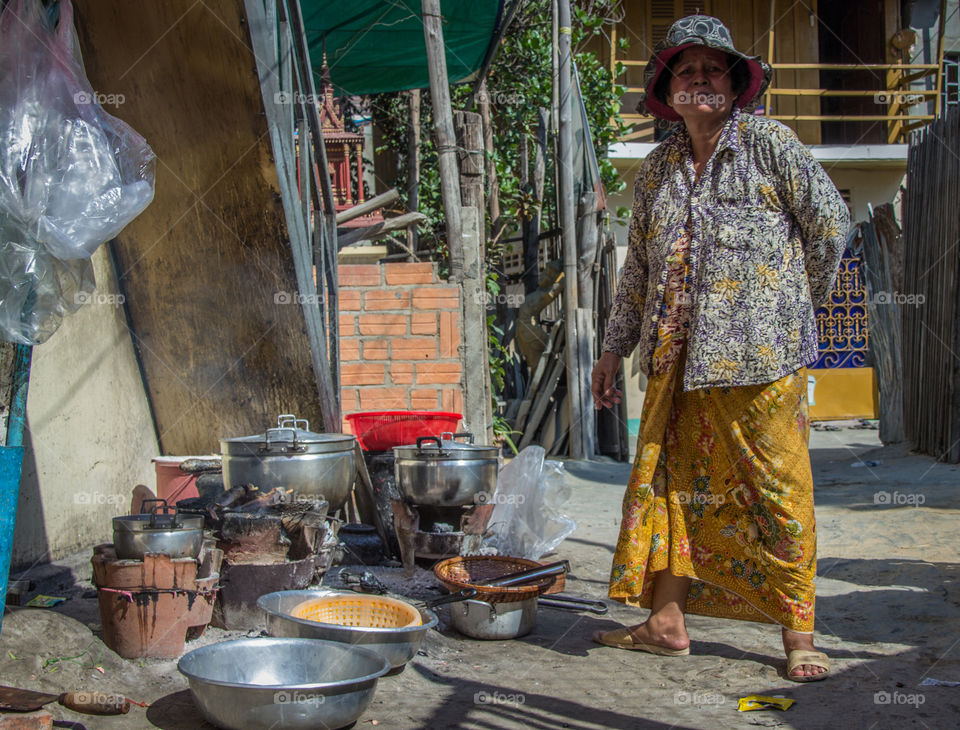 Literally cooking on the street, street food at its truest form, fried fish