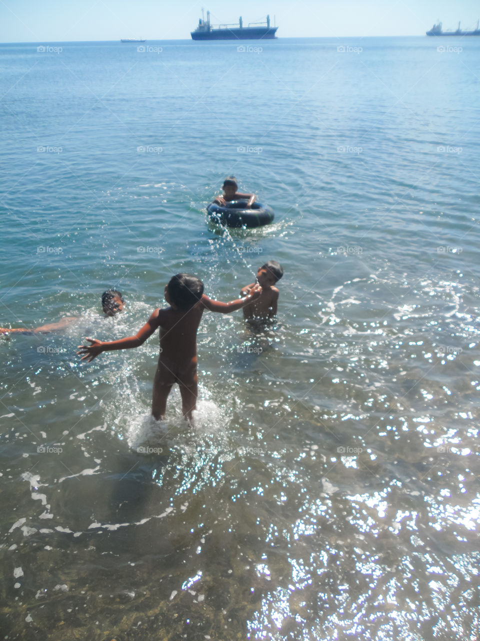 the kids ar playing in the beach