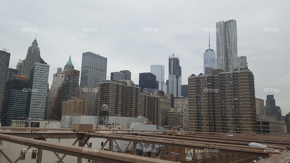 Blick auf New York von der Brooklyn Bridge