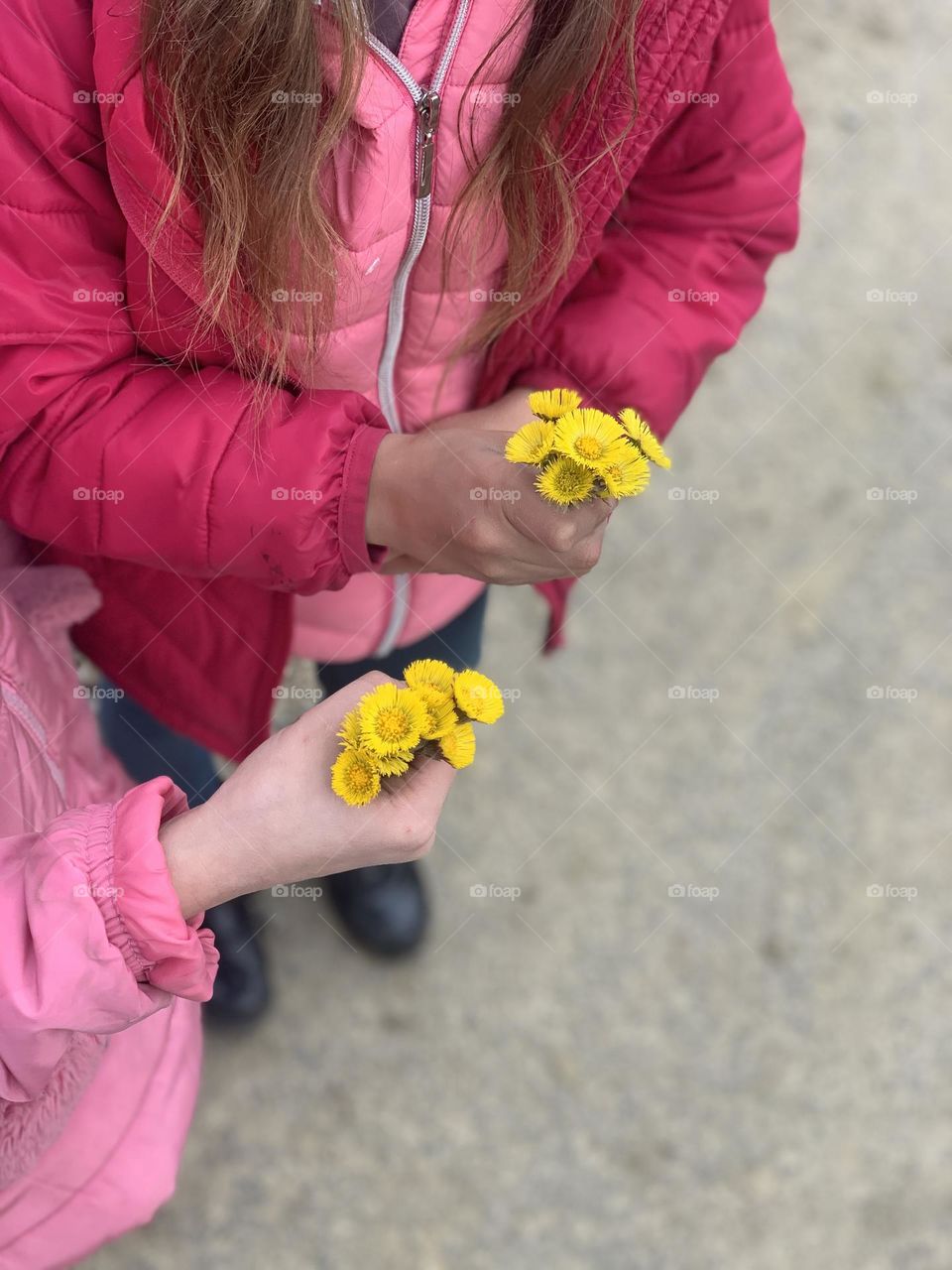 Two little flower with flowers in hand 😍
