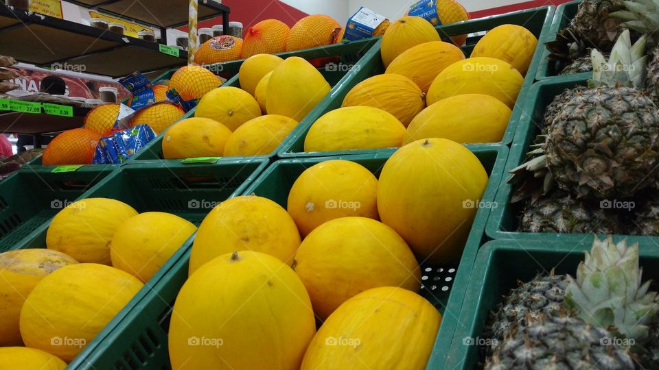 Belíssimos melões em supermercado.