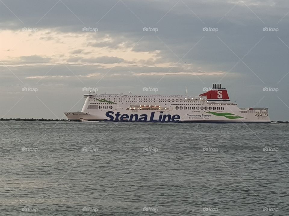 Stena Line - Stena Line has a fleet of 35 vessels and an extensive route network in Europa