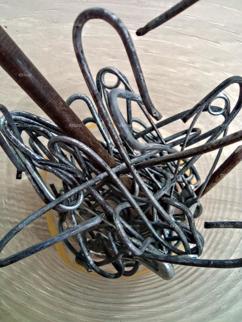 mesa com pregos em um copo