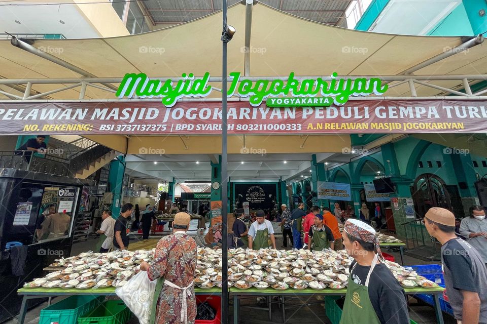 preparing meals for ifthar for free at mosque for everyone