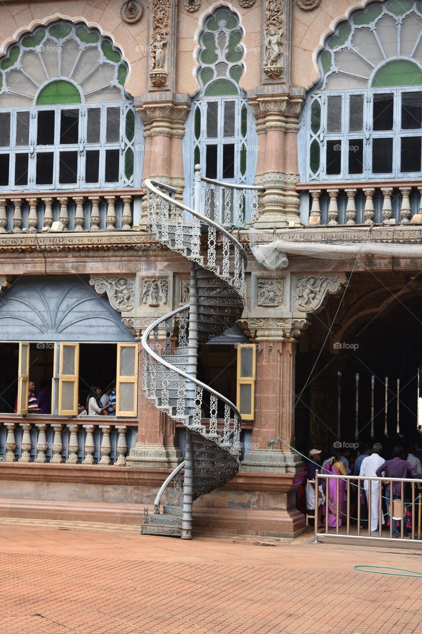 Blend of Persian, Islamic, and Indian styles, highlighted by grand domes, intricate marble inlays,