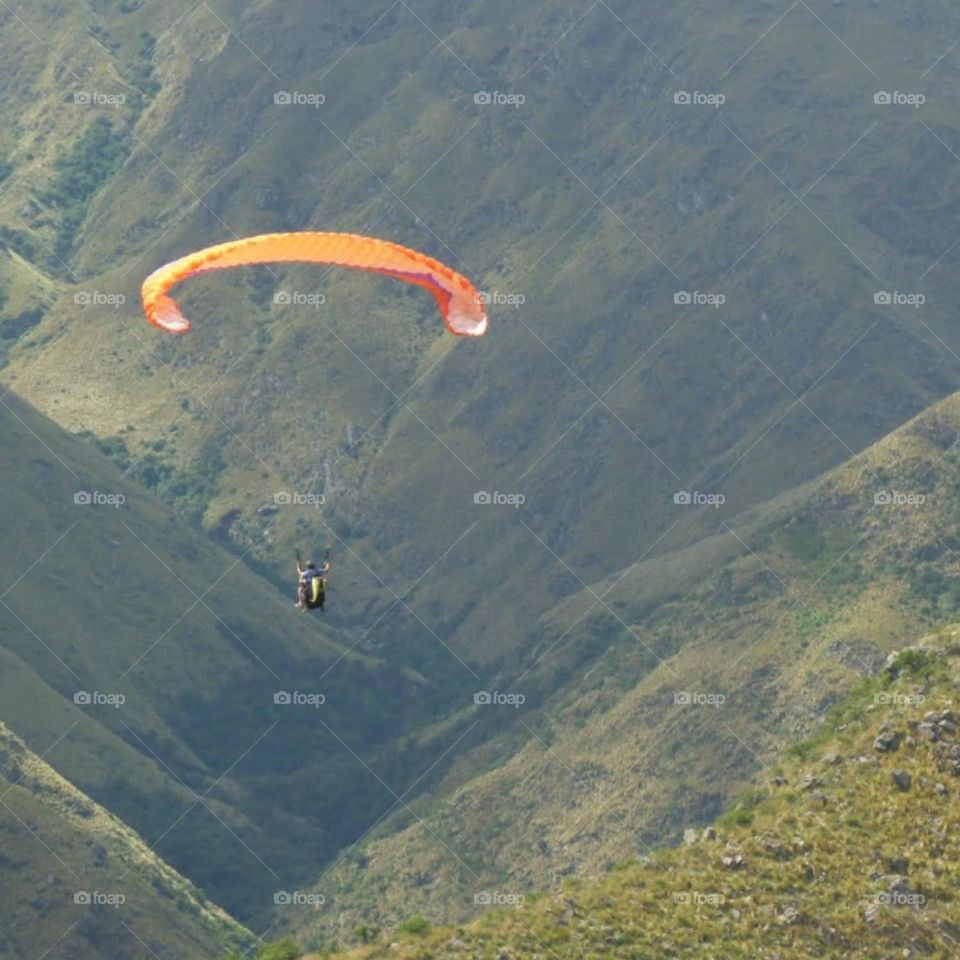 montaña y parapente