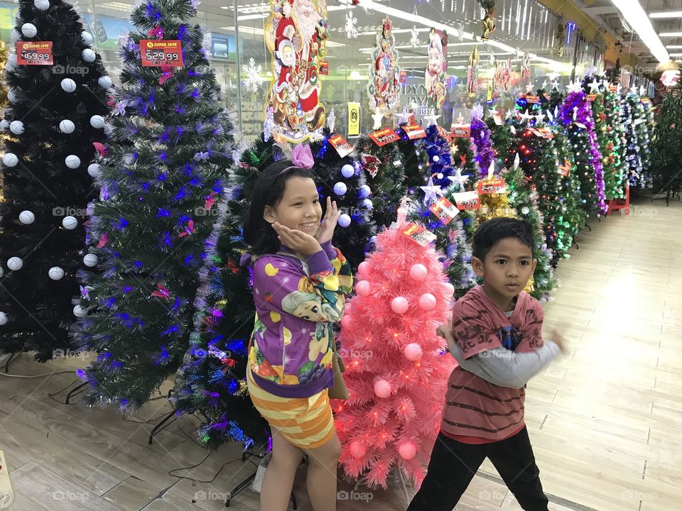 My kids happy with Christmas Tree promotion at Centre Point Sabah