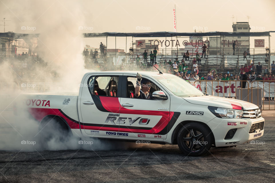 Toyota hilux revo drift show 