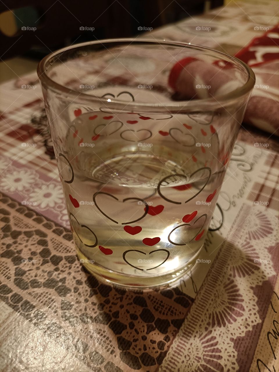 bicchiere di acqua con cuoricini