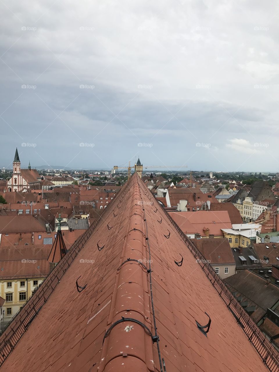 Das Dach der Basilika St. Jakob, Straubing, mit Blick auf den Wasserturm und die Karmelitenkirche (l.).          