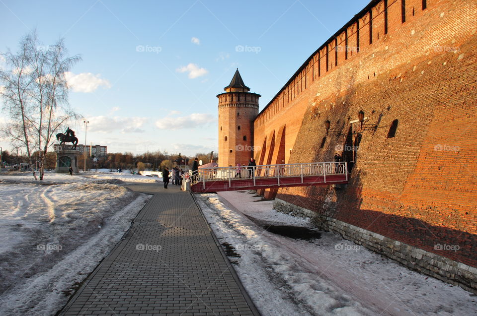 крепостная стена с башней город Коломна