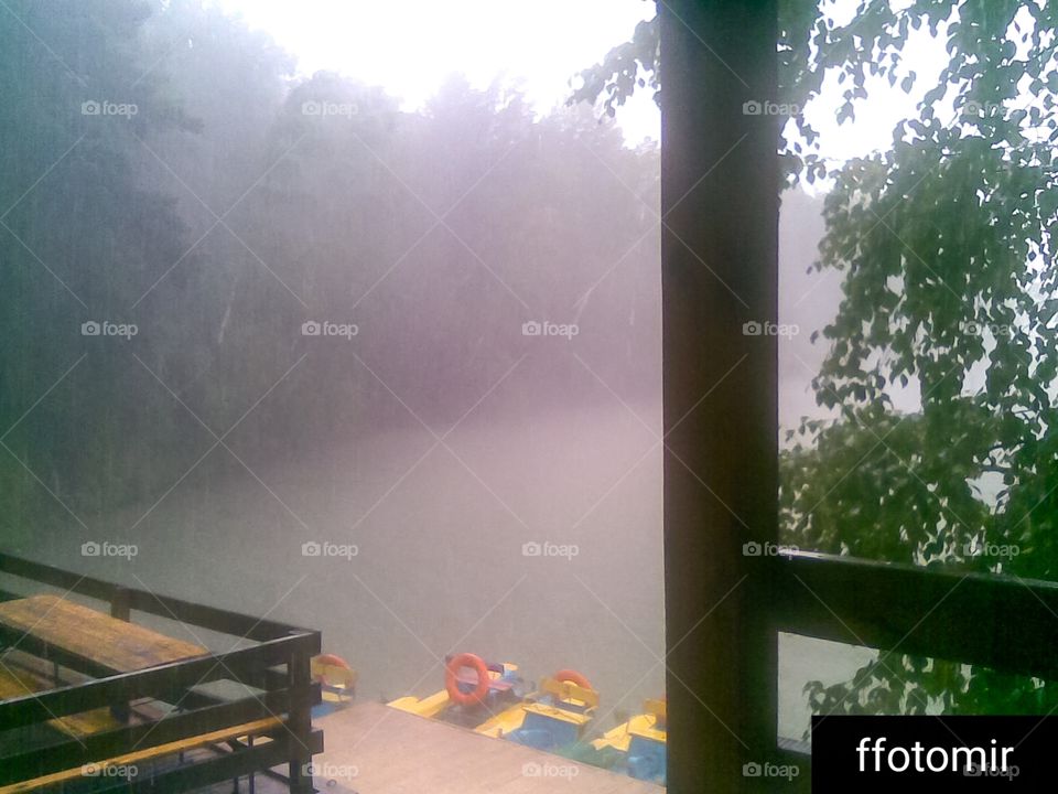 ffotomir дождь стол скамейки трава