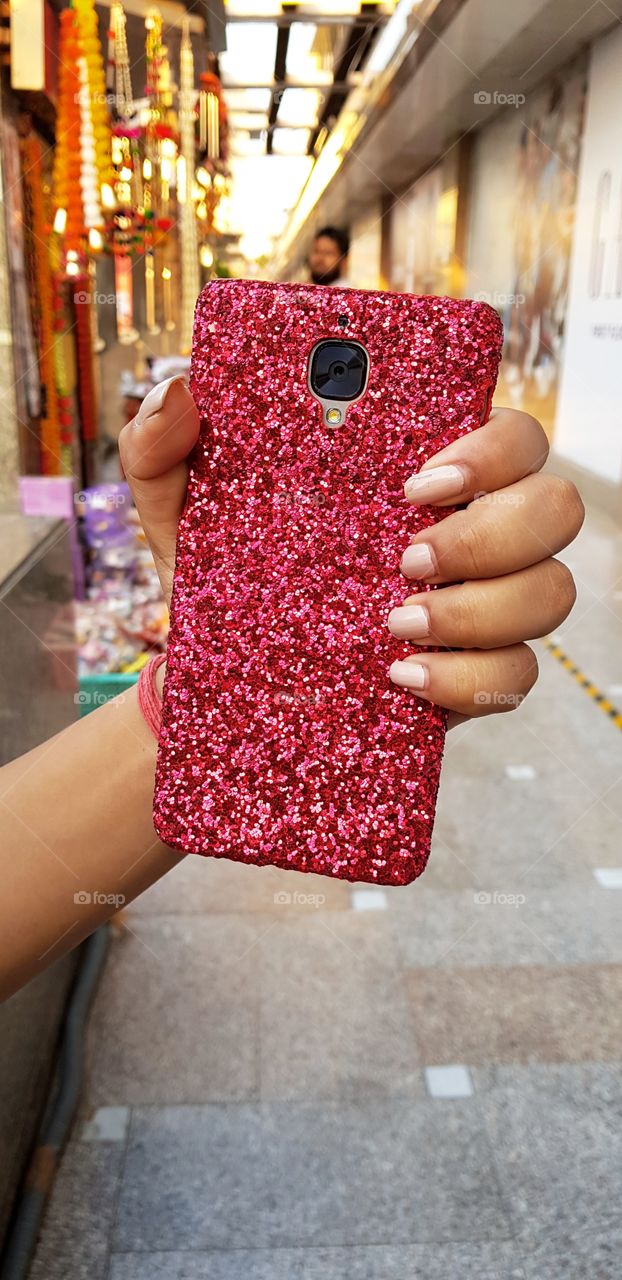 Glitter red phone cover in hand.
Red| glitter | phone cover | one plus | shiny | beautiful phone cover | fashion | style | accessories | covers for phone | classy | trendy | fashionable phone cover | Phone cover for one plus|