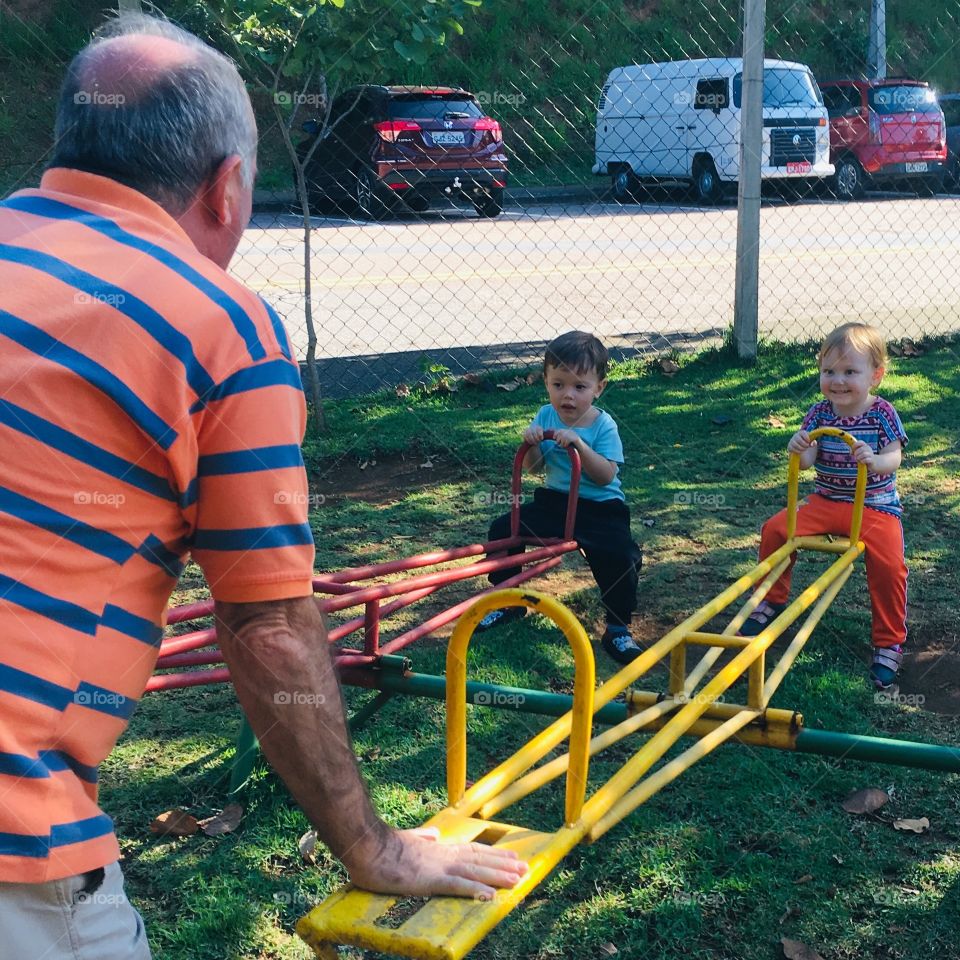 Vovô e neto + neta no Parque. Há prazer mais gostoso do que esse? E viva a família. 