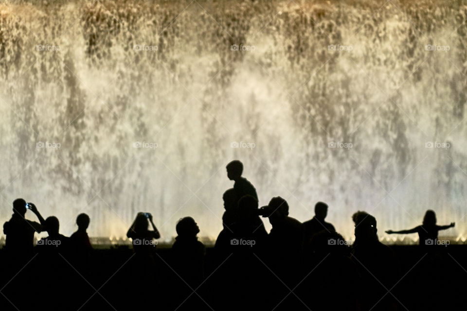 Siluetas frente a las fuentes de Montjuic 