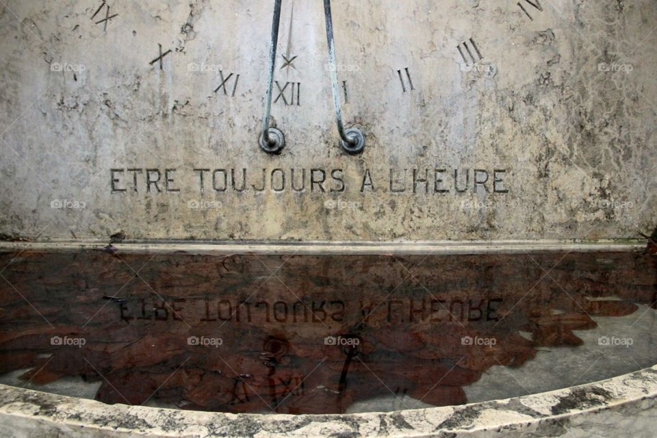 Always Be On Time. A fountain that's inscription reads always be on time in French 