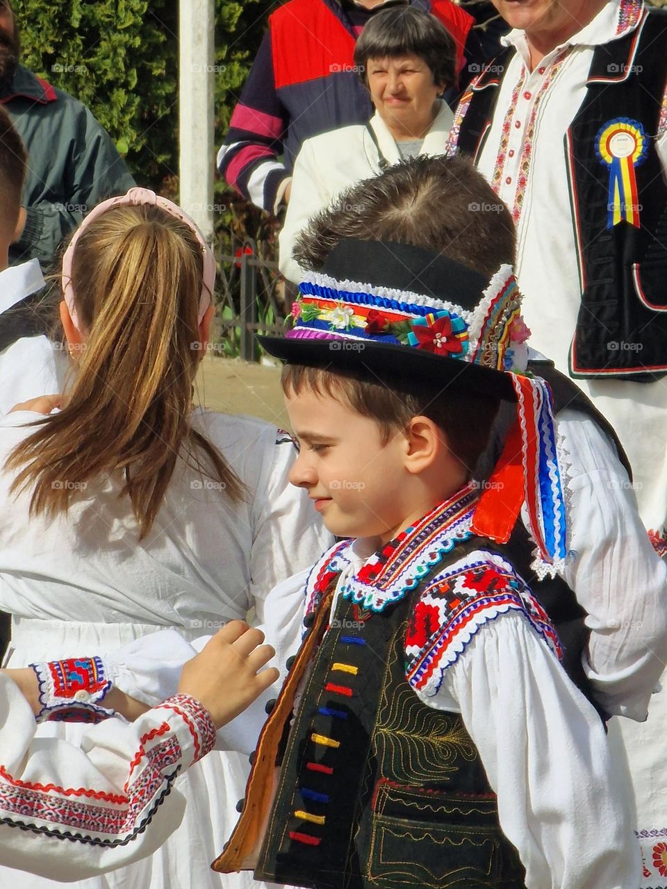 children dancing in traditional Romanian costumes