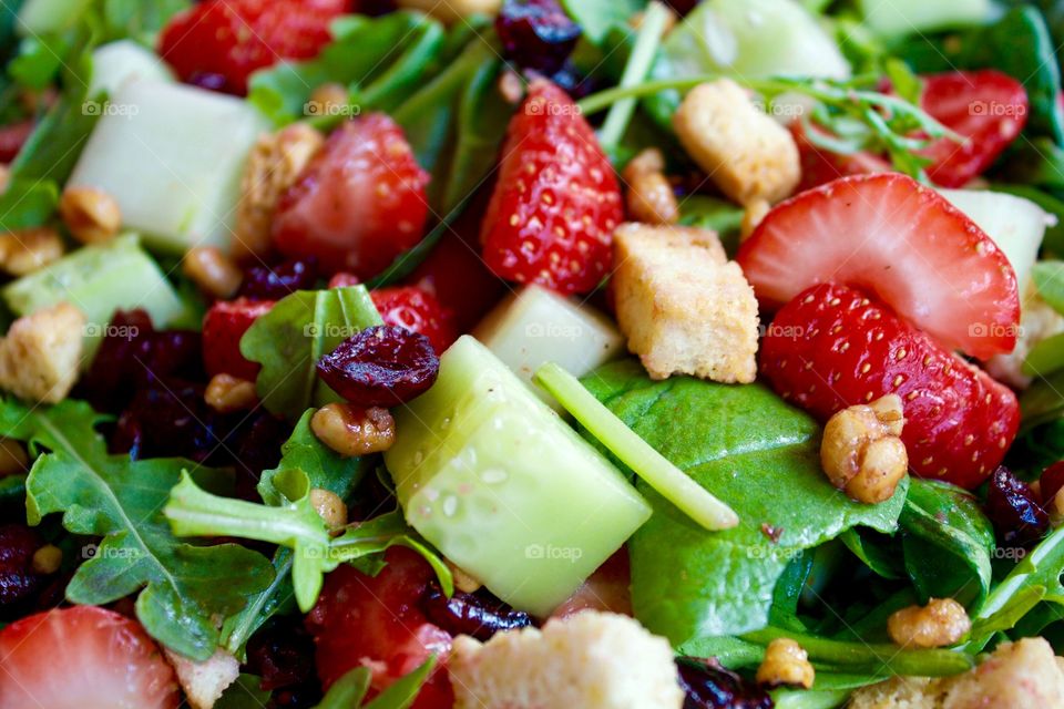 Strawberry spinach salad