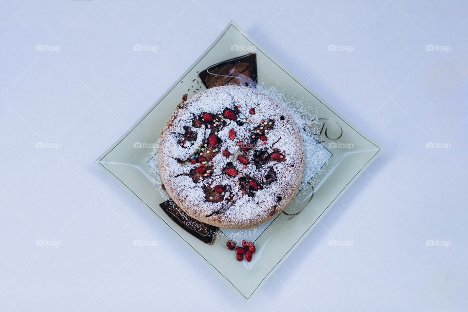 pie on a plate, cake with berries