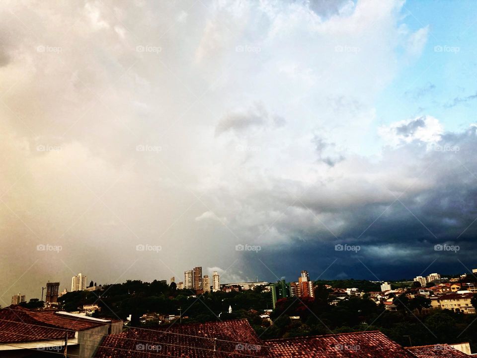 🇺🇸 And the rain arrived in Bragança Paulista.  On the left, water falls. To the right, threatening clouds.  May it come softly! / 🇧🇷 E a chuva chegou em Bragança Paulista. À esquerda, cai água. À direita, nuvens ameaçadoras. Que venha mansa!