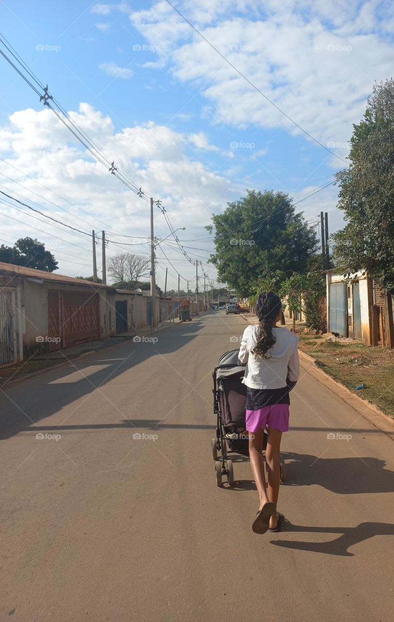 O Carrinho de bebê é prático, versátil e facilita no transporte  do bebê  ou criança  com conforto e segurança. Serve como um apoio pros pequenos descansarem e passearem