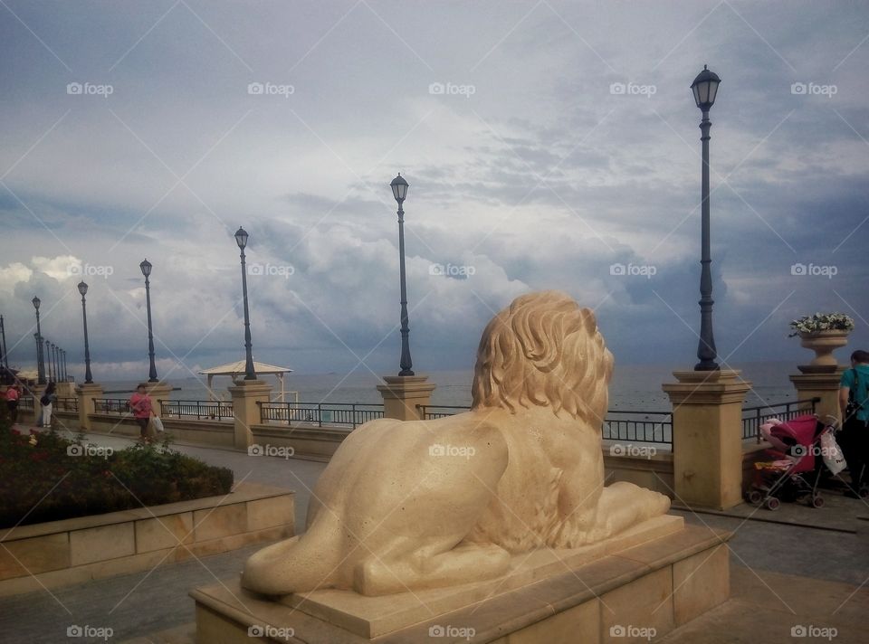 sculpture of a lion and the sea скульптура льва и море