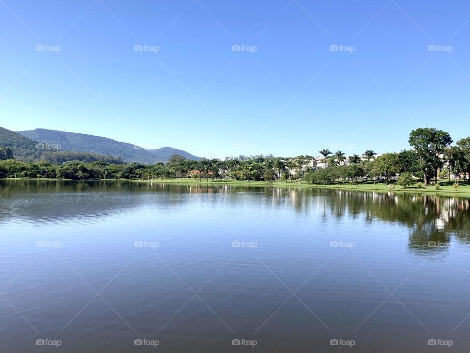 Minha foto bonita da manhã de 4ª: a Serra do Japi, tendo o lago como espelho d’água…
Viva a natureza e a sua beleza!