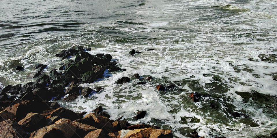 Waves splashing in Rocks like pearls