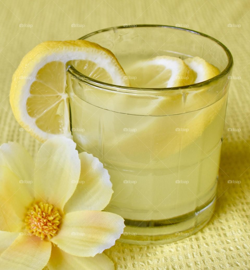 Lemonade with lemon slices