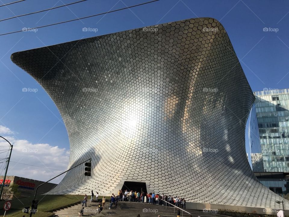 In total, Museo Soumaya houses a large private collection of over 66,000 pieces of art which range from Mesoamerica to the modern day.🌎👓🗿🏮🏷🖼
•
•
📍🗺 Soumaya Museum 🛂📵🇲🇽