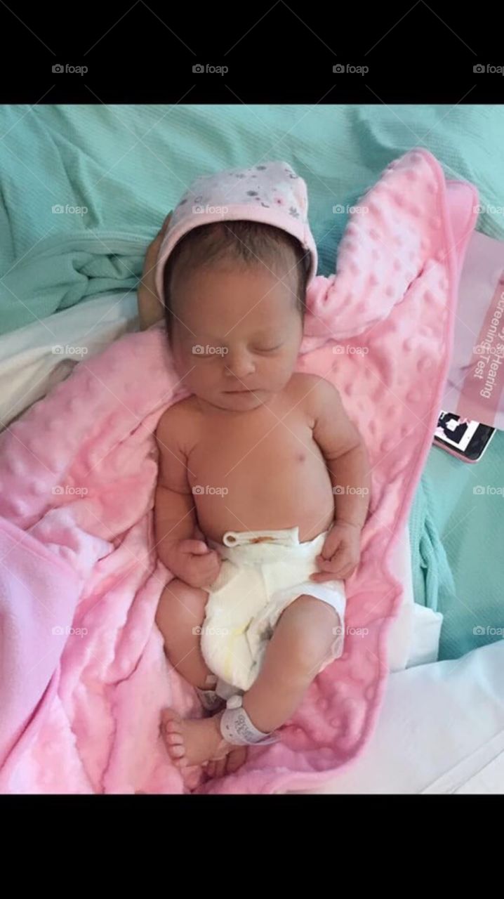 Newborn baby girl ‘ so tiny and precious 🥰