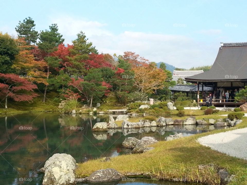 Un parc et un temple à Kyoto, Japon.
A square and a temple from Kyoto, Japan.