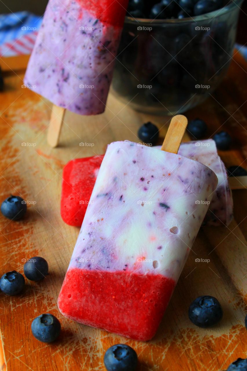 Yogurt pop with blueberries