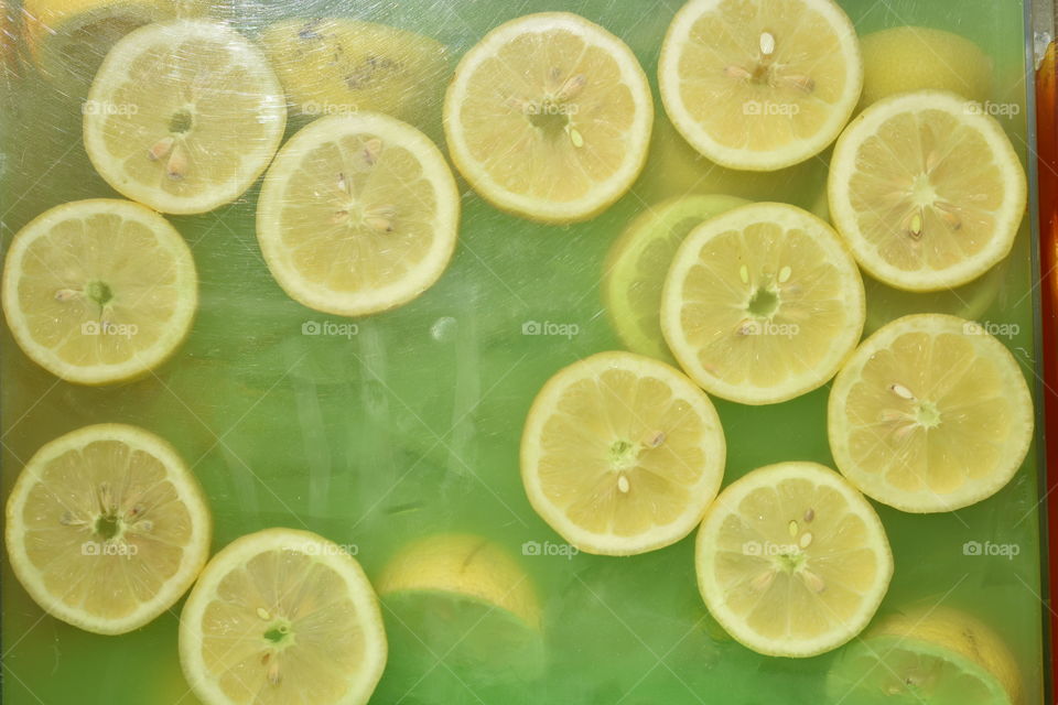 Summer refreshment with sliced lemon
