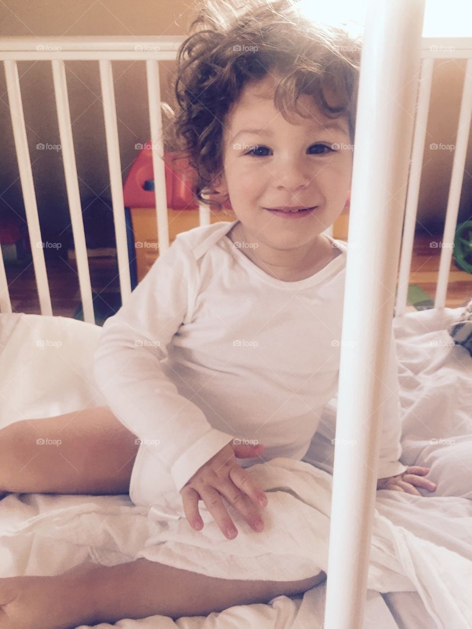 Uśmiechnięty Chlopiec w łóżeczku