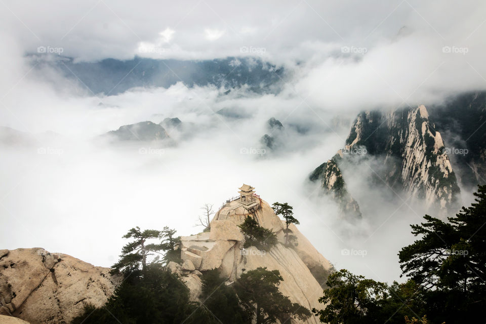 This is a picture taken on the Huashan Mountain in Xi'an. The pavilion in the middle of the picture is called a chess kiosk. It must pass through a super-thrilling walkway to get there. I dare not go, but I can only look at it from afar!
